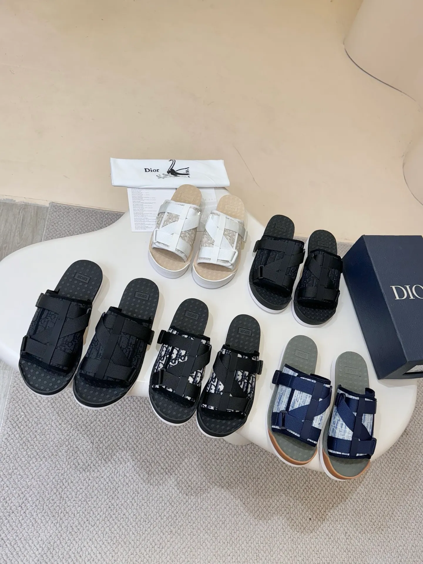 [Dior] P: 300💰 -Size: 38-46 Dior Dior D’s classic men’s slippers, high-end boutique, original material, pure cotton printed canvas upper, fine workmanship, super soft sole, casual, loose and comfortable, a must-have in summer!